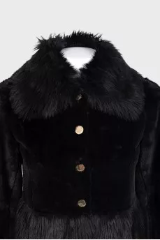 Fitted fur coat with buttons