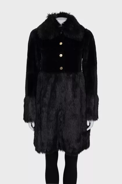 Fitted fur coat with buttons