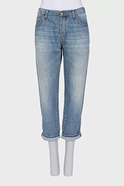 Cropped jeans with distressed buttons