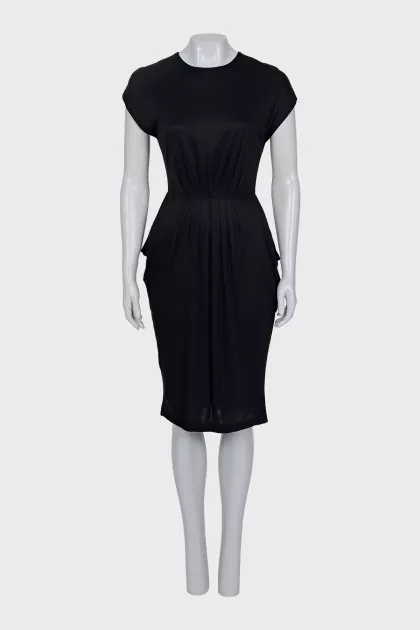 Fitted dress with pleats