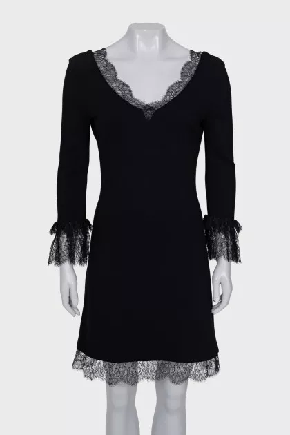 Fitted dress decorated with lace