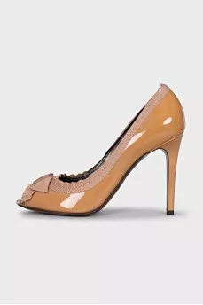 Patent leather shoes decorated with frills