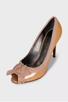 Patent leather shoes decorated with frills