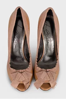 Patent leather shoes decorated with frills