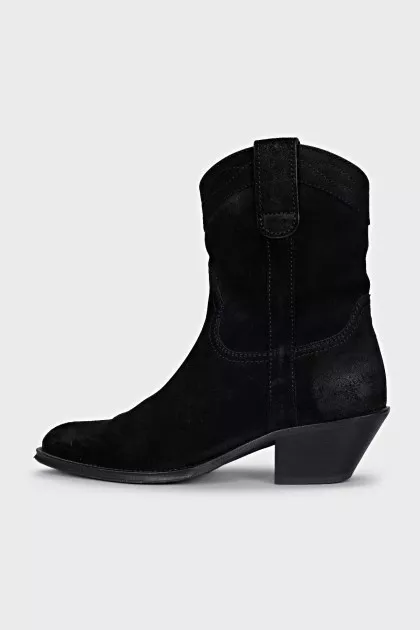 Suede Cossack boots without fasteners