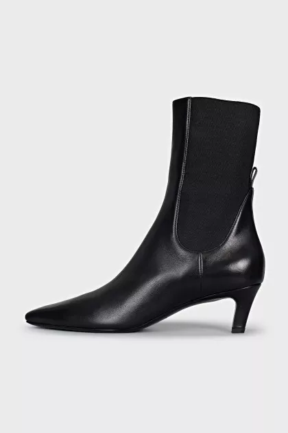 Leather ankle boots without fastening