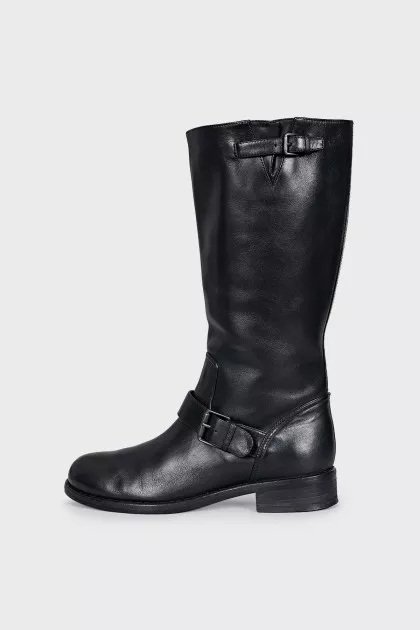 Leather boots with buckles