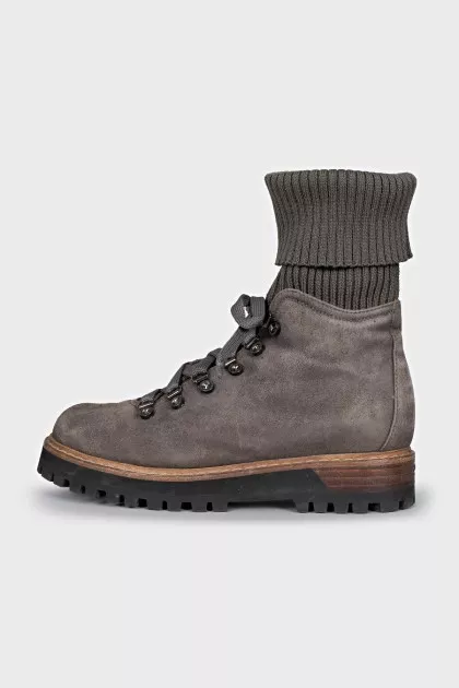 Insulated boots with textile upper