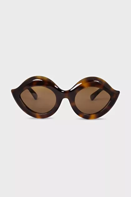 Sunglasses with shaped frames