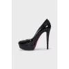 Black patent leather heeled shoes