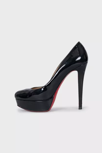Black patent leather heeled shoes