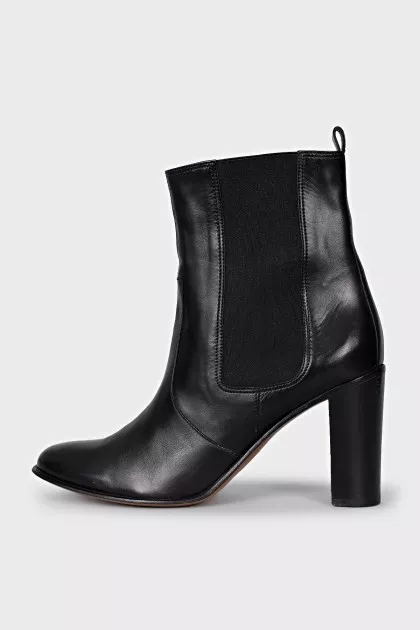 Leather ankle boots with heels without fastening