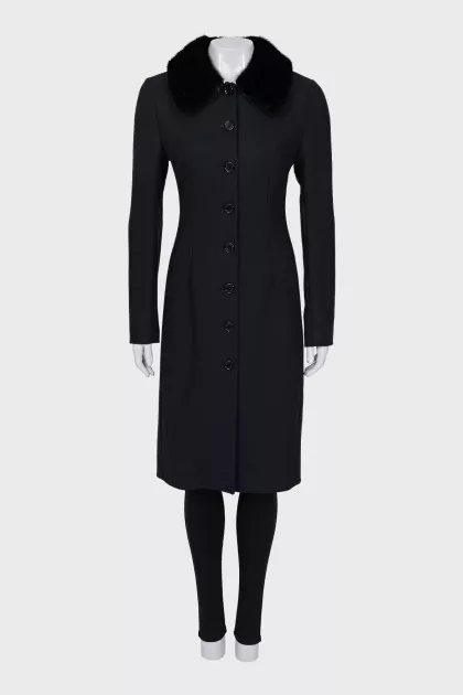 Fitted coat with fur collar