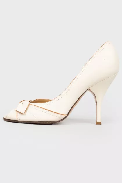 Open toe leather shoes