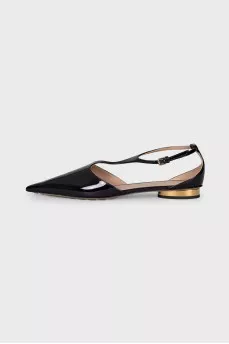 Patent leather pointed toe shoes