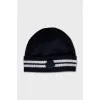 Blue hat with a tag