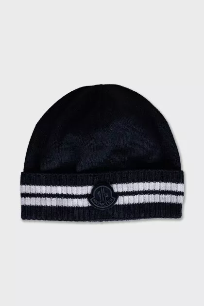 Blue hat with a tag