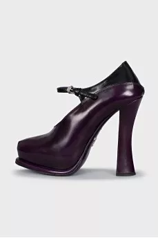 Leather shoes with a figured heel
