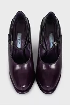 Leather shoes with a figured heel