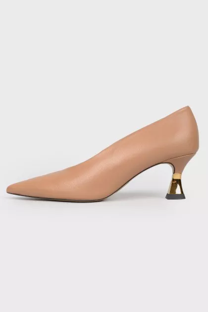 Sharp -nosed low -heeled shoes