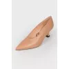 Sharp -nosed low -heeled shoes