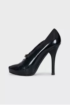 Black shoes with a shaped cutout