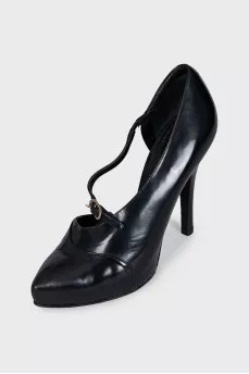 Black shoes with a shaped cutout