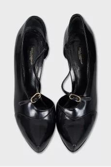 Black shoes with a shaped cutout