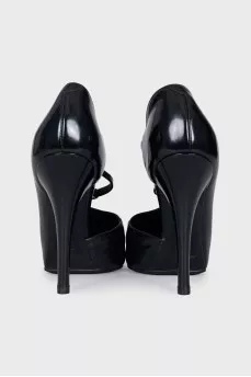 Black shoes with a shaped cutout