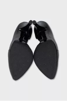 Black shoes with a shaped cutout