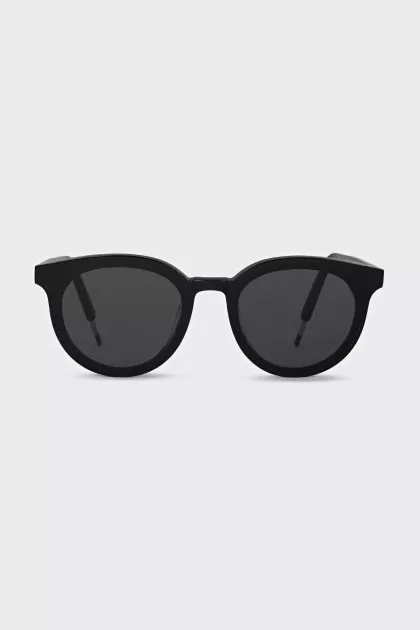 Black round frame sunglasses