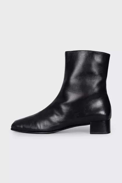Leather boots with a zipper