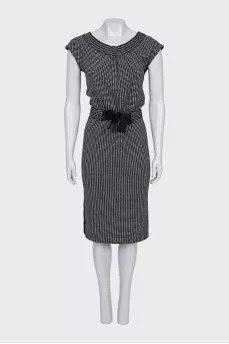 Fitted dress with a bow