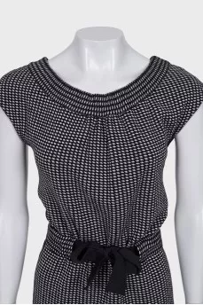 Fitted dress with a bow