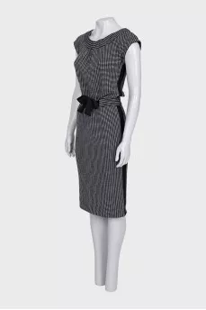 Fitted dress with a bow