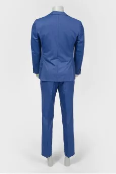 Male suit in a small cage