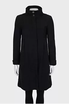 Straight-cut coat with a stand-up collar