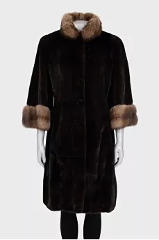 Fitted fur coat with 3/4 sleeves
