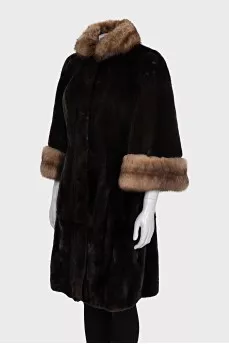Fitted fur coat with 3/4 sleeves
