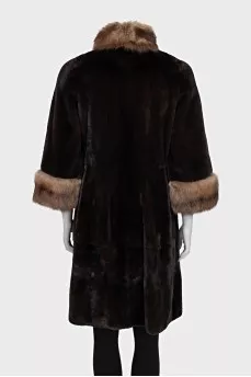 Fitted fur coat with 3/4 sleeves