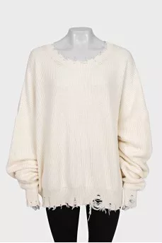 Knitted sweater with a ripped effect
