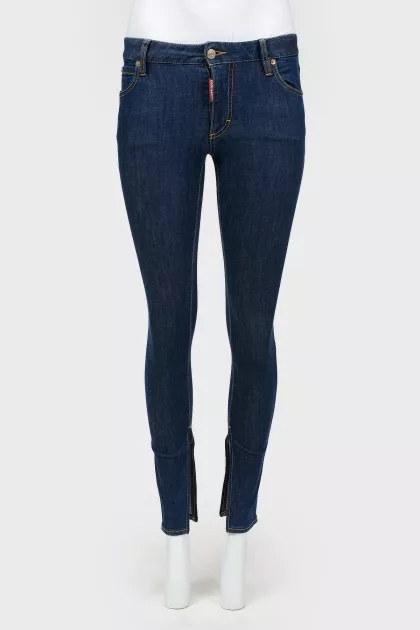 Skinny jeans below lightning