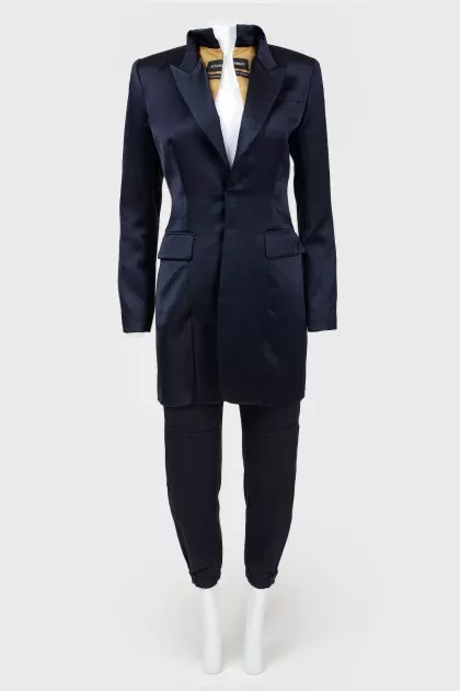 The jacket is elongated satin