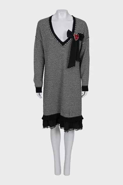 Striped dress decorated with a brooch