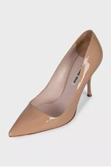 Beige patent leather pumps