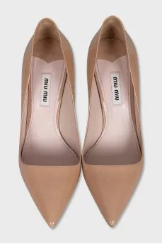 Beige patent leather pumps