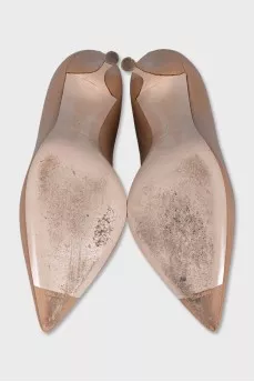 Beige patent leather pumps