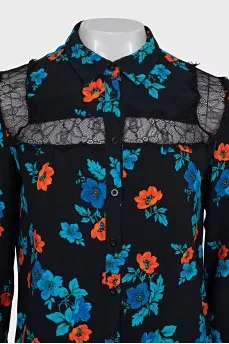 Straight blouse decorated with lace