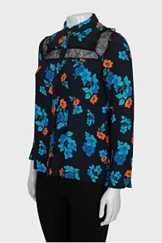 Straight blouse decorated with lace