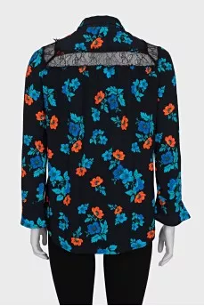 Straight blouse decorated with lace